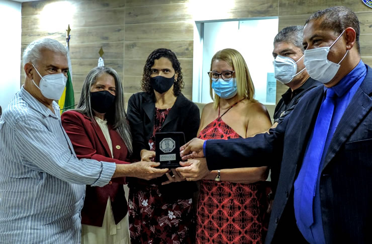 Read more about the article Em Sessão Solene da Câmara, delegada Dra. Rogério Araújo recebe a Medalha Maria Quitéria