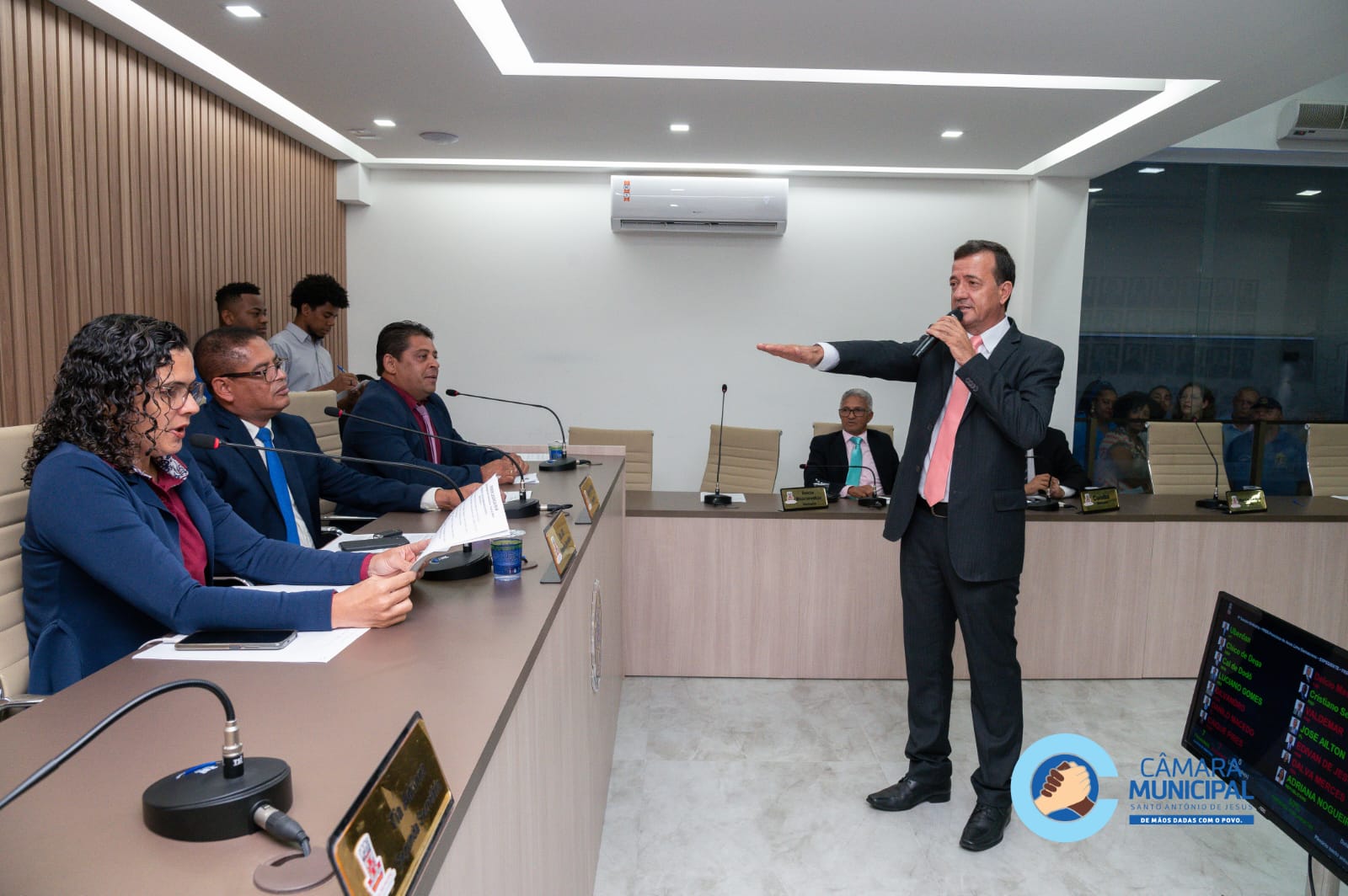 Read more about the article Câmara dá posse ao suplente de vereador Altemir Dias que assume vaga no Legislativo