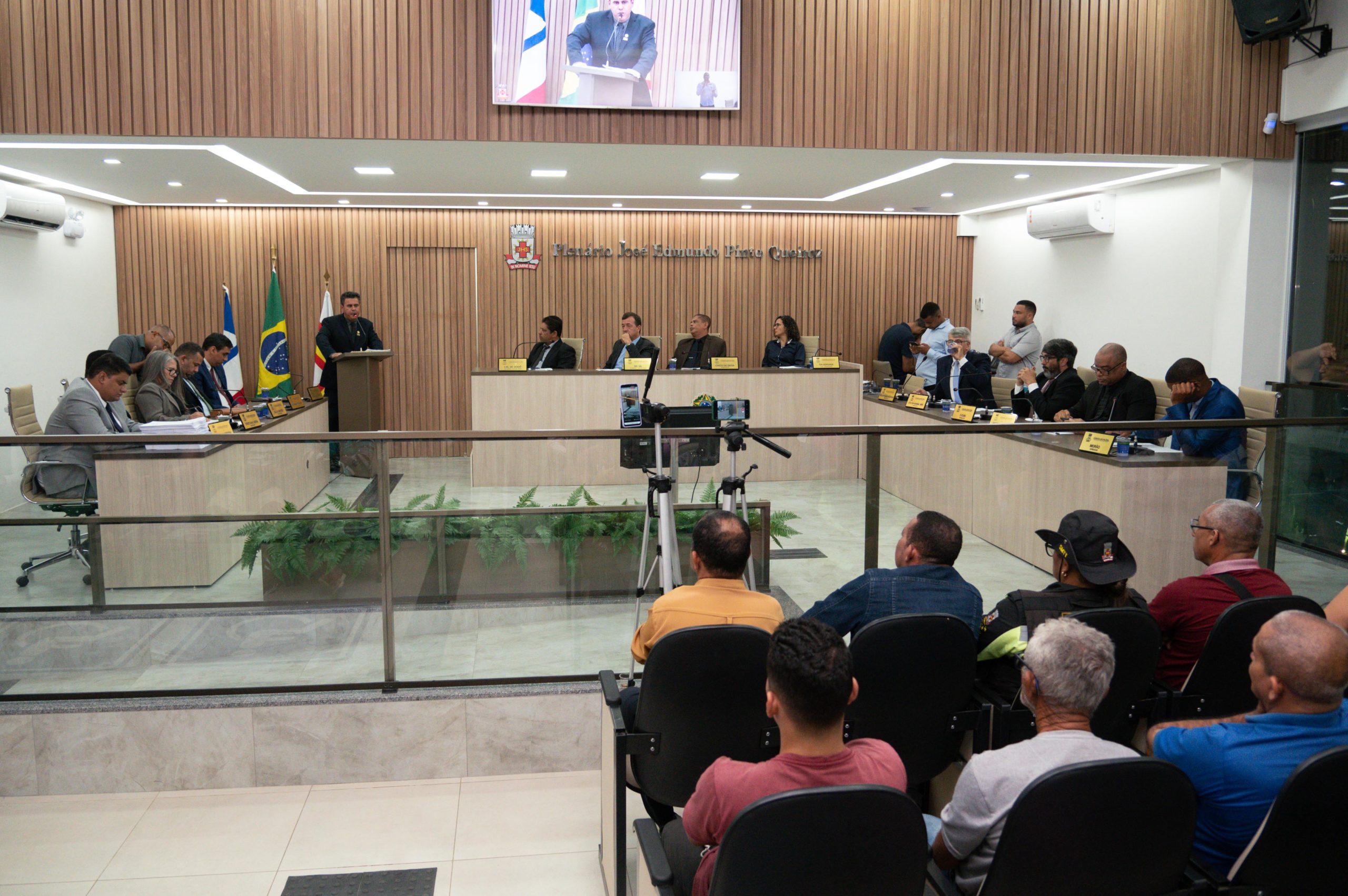 Read more about the article Câmara Municipal recebe secretário de Trânsito e Transportes para esclarecimentos sobre transporte coletivo